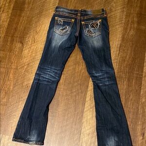 Stylish Dark Wash Jeans with Embroidered Pockets